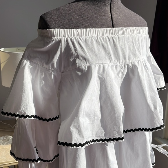 Absolutely adorable layered top - Picture 2 of 8